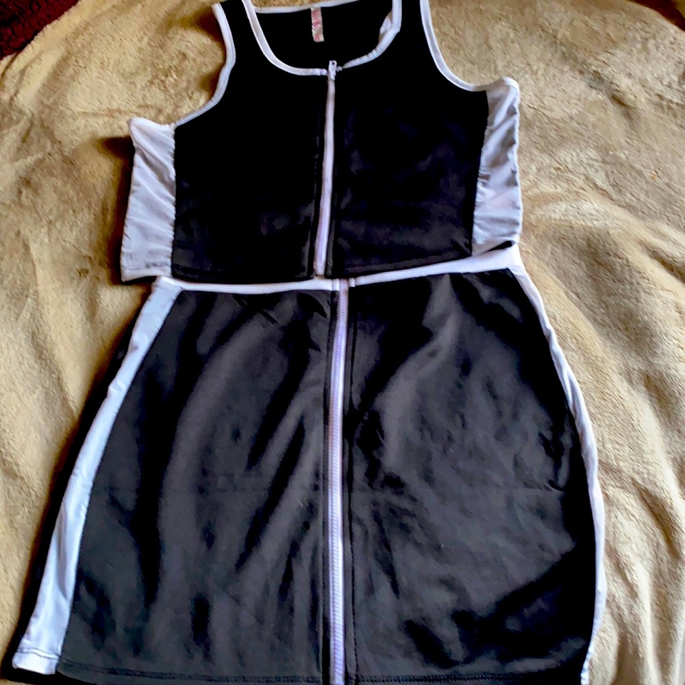 Black and white zip up 2 piece set size XL